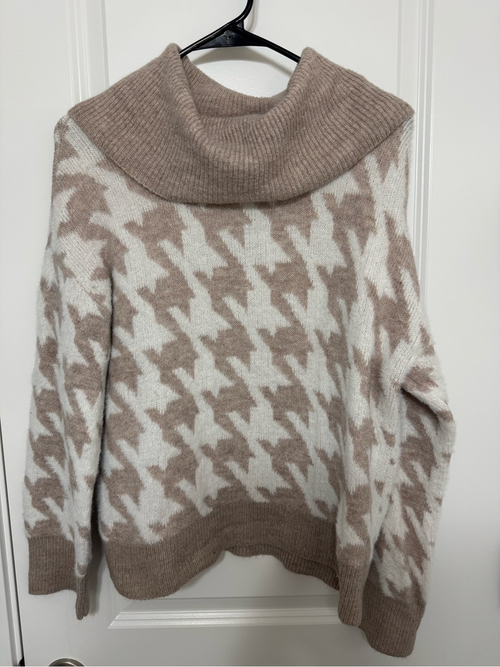Retrology Cozy Houndstooth Taupe & Cream Cowl Neck Sweater Size Small